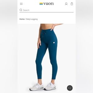 NWT Vuori Daily legging medium
Color cosmo